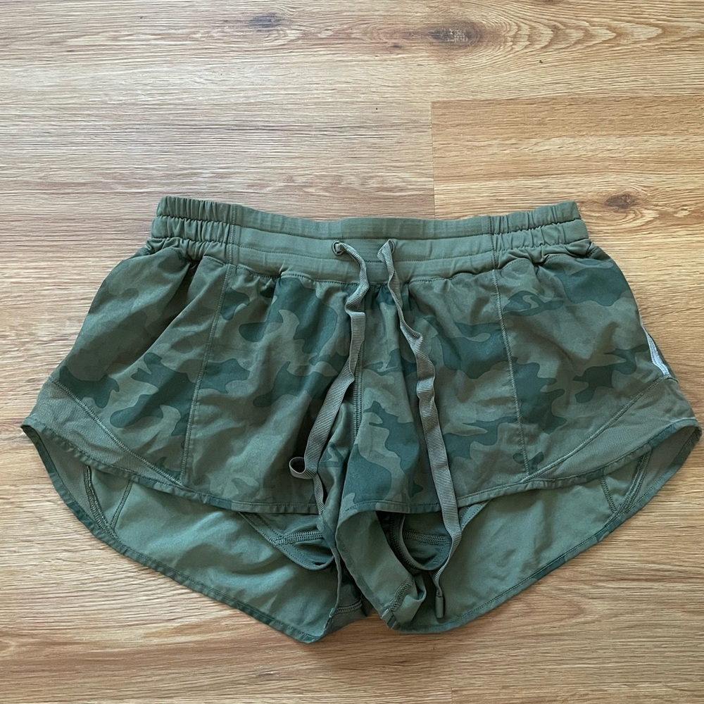 Lululemon hotty hot short 2.5 green camo